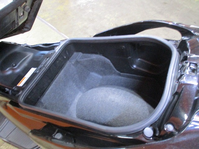 スカブはこの広いメットインもとっても人気が高いです！通勤からツーリングまで使えるとっても便利な一台！